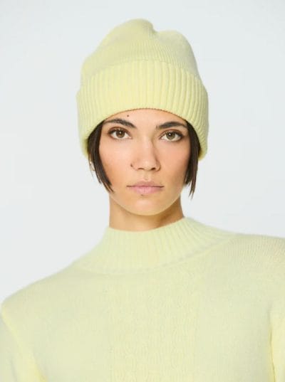 Gorro de punto amarillo