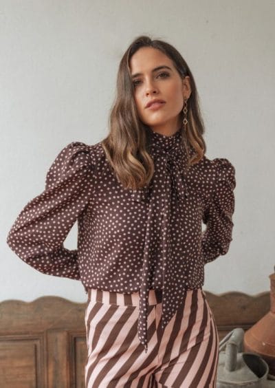 Blusa lazada marrón topitos rosas Ref. 126-208