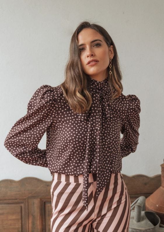 Blusa lazada marrón topitos rosas Ref. 126-208