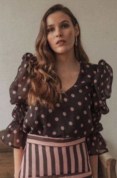 Blusa marrón topos rosas Ref. 126-215