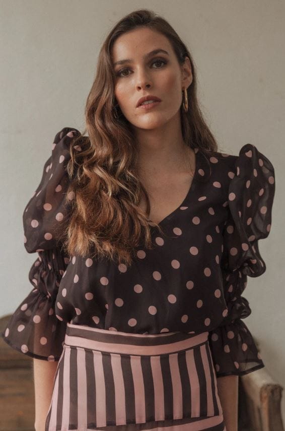 Blusa marrón topos rosas Ref. 126-215