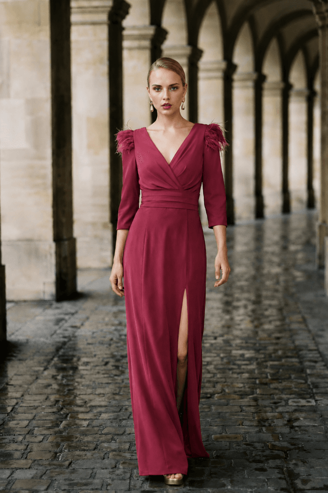 Vestido largo plumas granate Ref. 2797