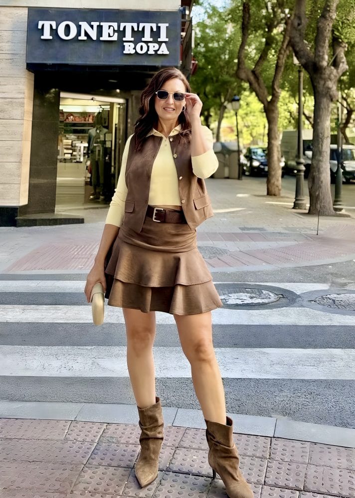 Conjunto marrón chaleco falda antelina