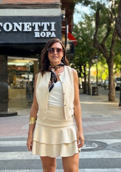 Alternative view of Conjunto marfil chaleco falda antelina
