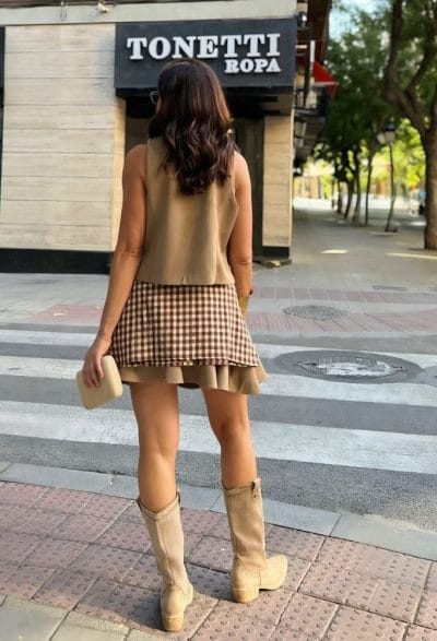 Alternative view of Conjunto camel chaleco falda antelina