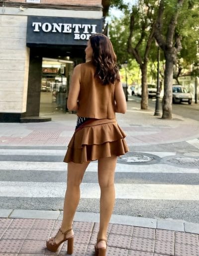 Alternative view of Conjunto caramelo chaleco falda antelina