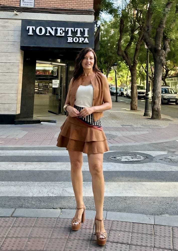 Conjunto caramelo chaleco falda antelina